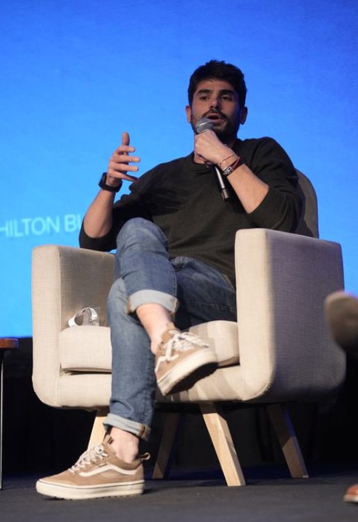 Pablo Guzzi en un panel, sentado en un sillón con micrófono