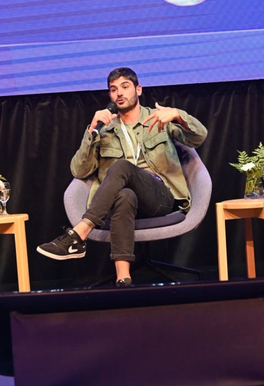 Pablo Guzzi en un panel con micrófono