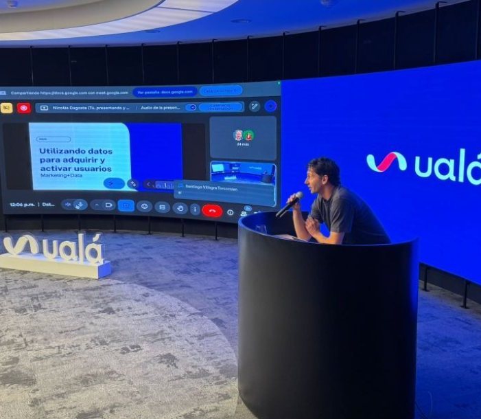 Pablo Guzzi presentando en el auditorio de Ualá